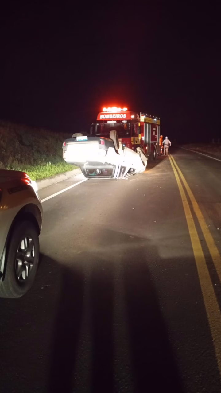 Motorista dorme ao volante e capota caminhonete na SC-157
