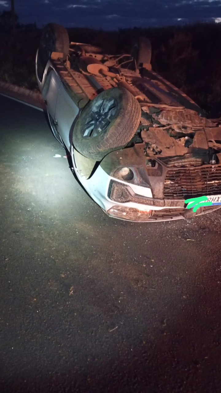 Motorista dorme ao volante e capota caminhonete na SC-157