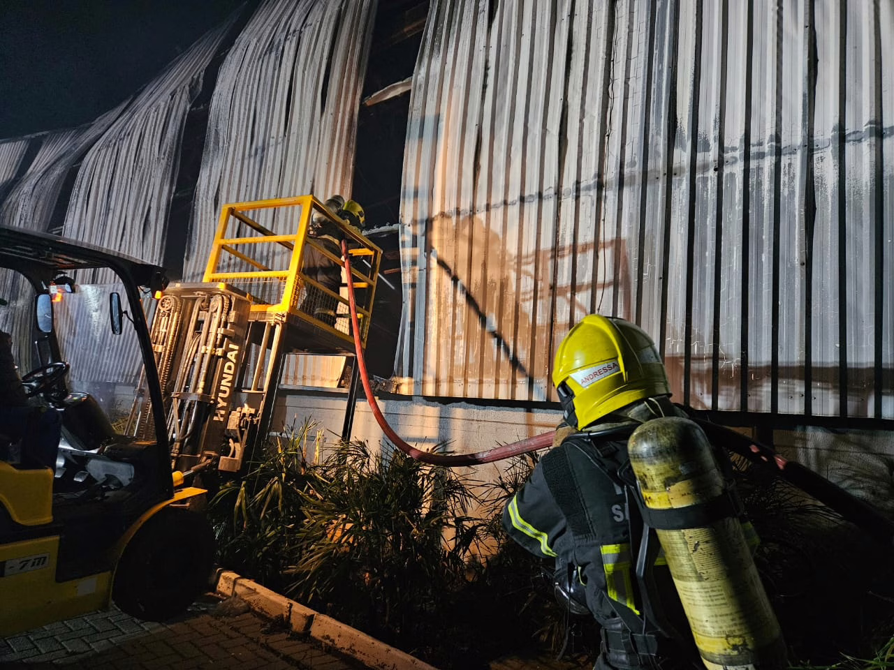 Novas imagens mostra destruição total após incêndio em indústria de colchões em Chapecó. Galpão colapsou; ação dos bombeiros durou 3 horas.