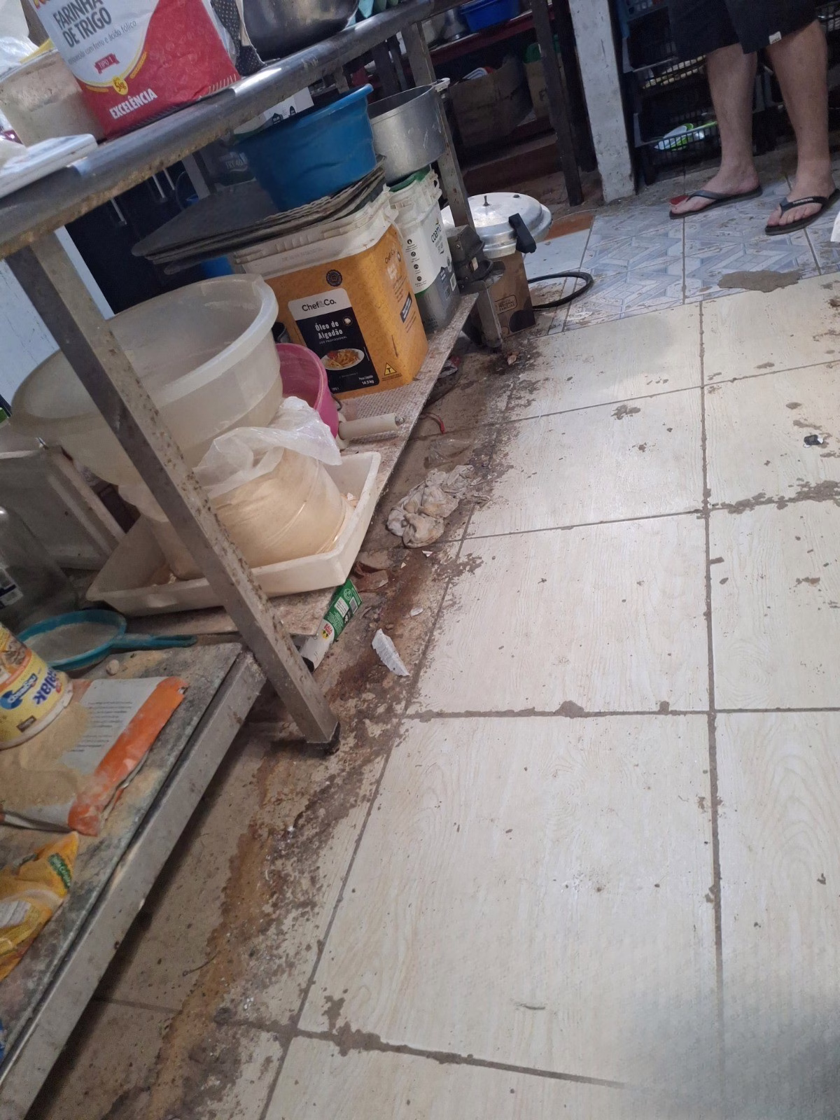 Óleo velho, sujeira e equipamentos enferrujados cozinha clandestina é interditada após denúncia em SC