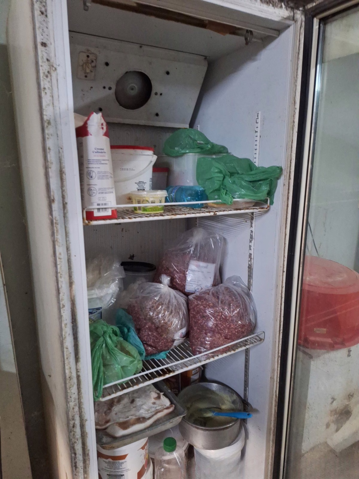 Óleo velho, sujeira e equipamentos enferrujados cozinha clandestina é interditada após denúncia em SC