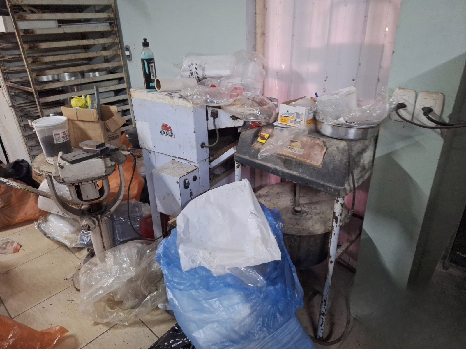 Óleo velho, sujeira e equipamentos enferrujados cozinha clandestina é interditada após denúncia em SC
