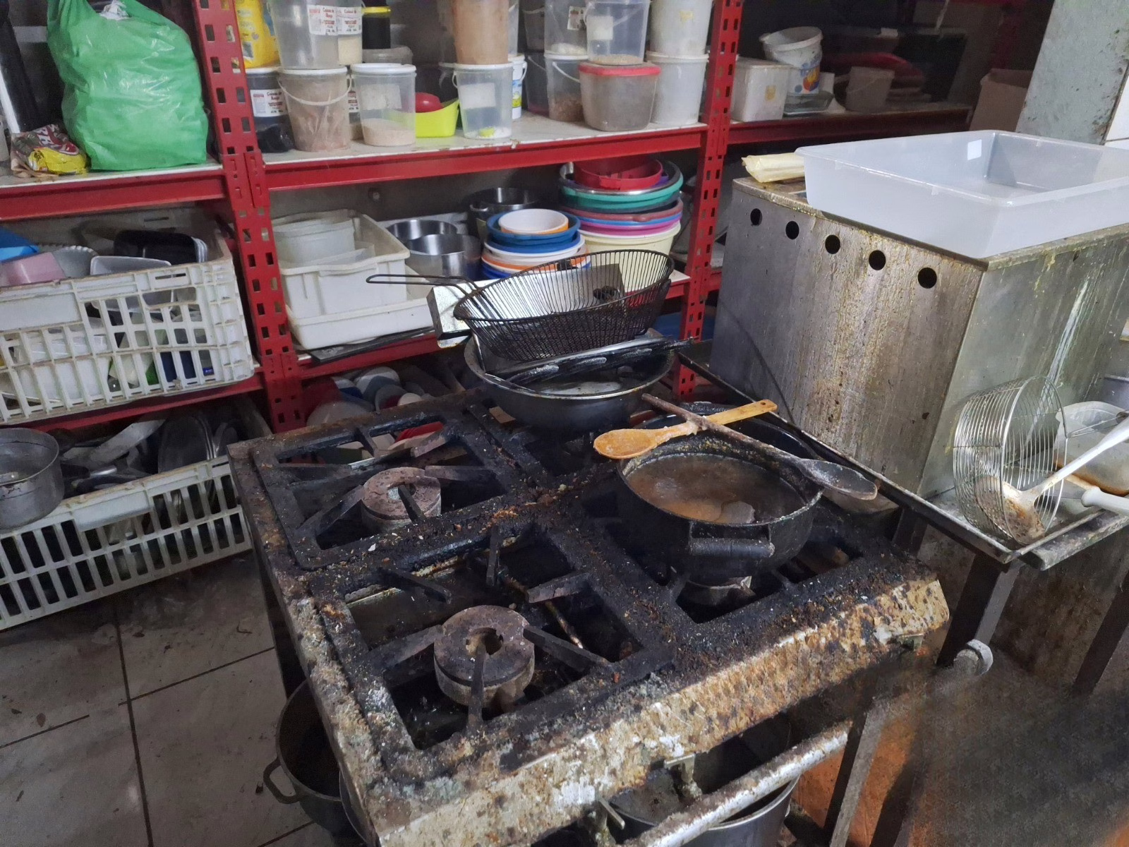 Óleo velho, sujeira e equipamentos enferrujados cozinha clandestina é interditada após denúncia em SC