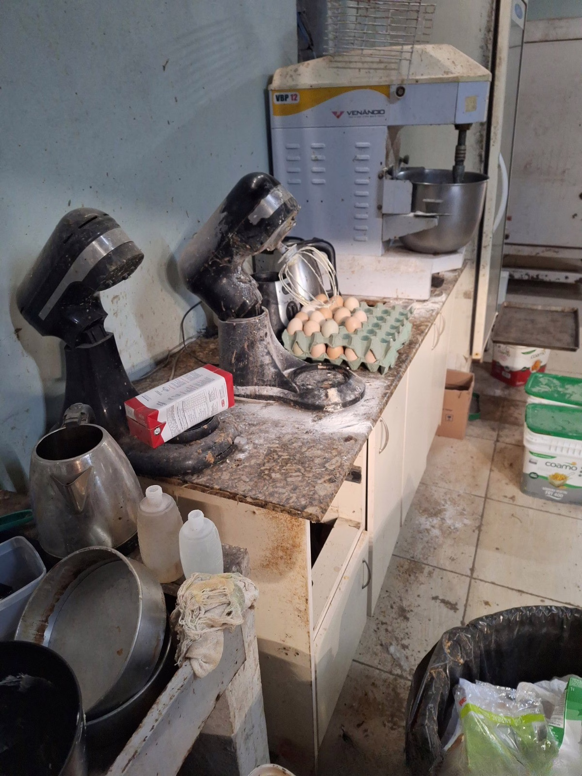 Óleo velho, sujeira e equipamentos enferrujados cozinha clandestina é interditada após denúncia em SC