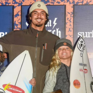 Surfista manezinho de 11 anos recebe troféu de Gabriel Medina. 
| Foto: divulgação. 