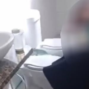 Criança autista é amarrada com cordas e cinta em banheiro de escola particular - Imagem: reprodução/ Massa