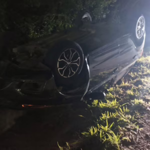 Veículo sai da pista e capota na BR-470; condutor é levado ao hospital - Imagem: CBMSC