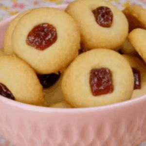 Aprenda a fazer biscoito amanteigado com goiabada de forma simples e rápida - Imagem: reprodução/ tudo gostoso