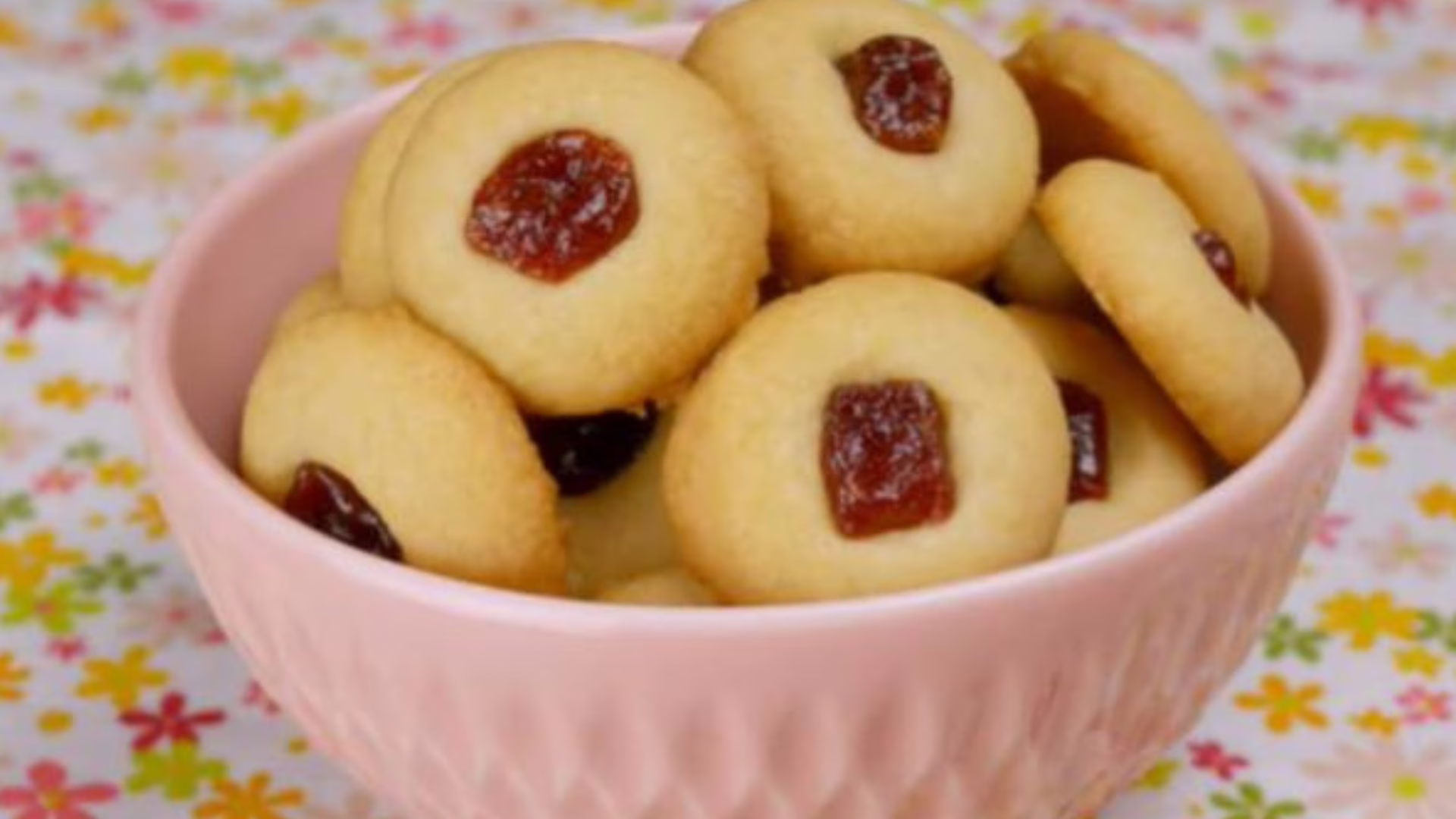 Aprenda a fazer biscoito amanteigado com goiabada de forma simples e rápida – Imagem: reprodução/ tudo gostoso