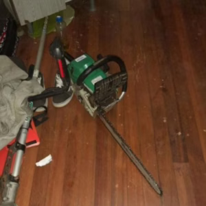 'Iria matar ela': marido alterado ataca esposa com serra elétrica em SC | Foto: PM/Reprodução