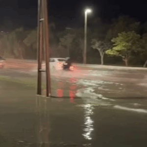 Maré alta alaga vias e complica trânsito em Florianópolis - Imagem: Ricardo Pastrana/ reprodução