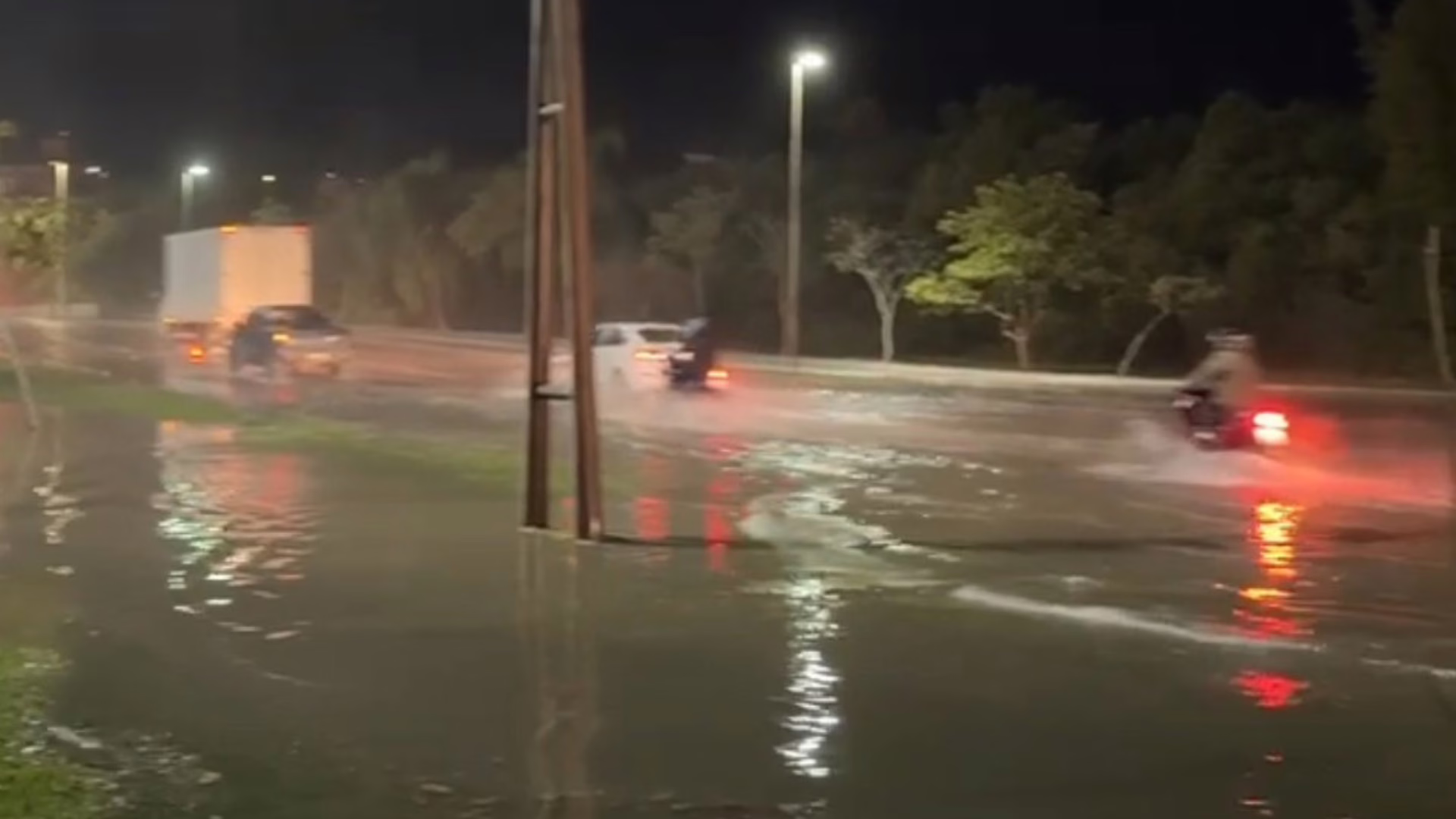 Maré alta alaga vias e complica trânsito em Florianópolis – Imagem: Ricardo Pastrana/ reprodução