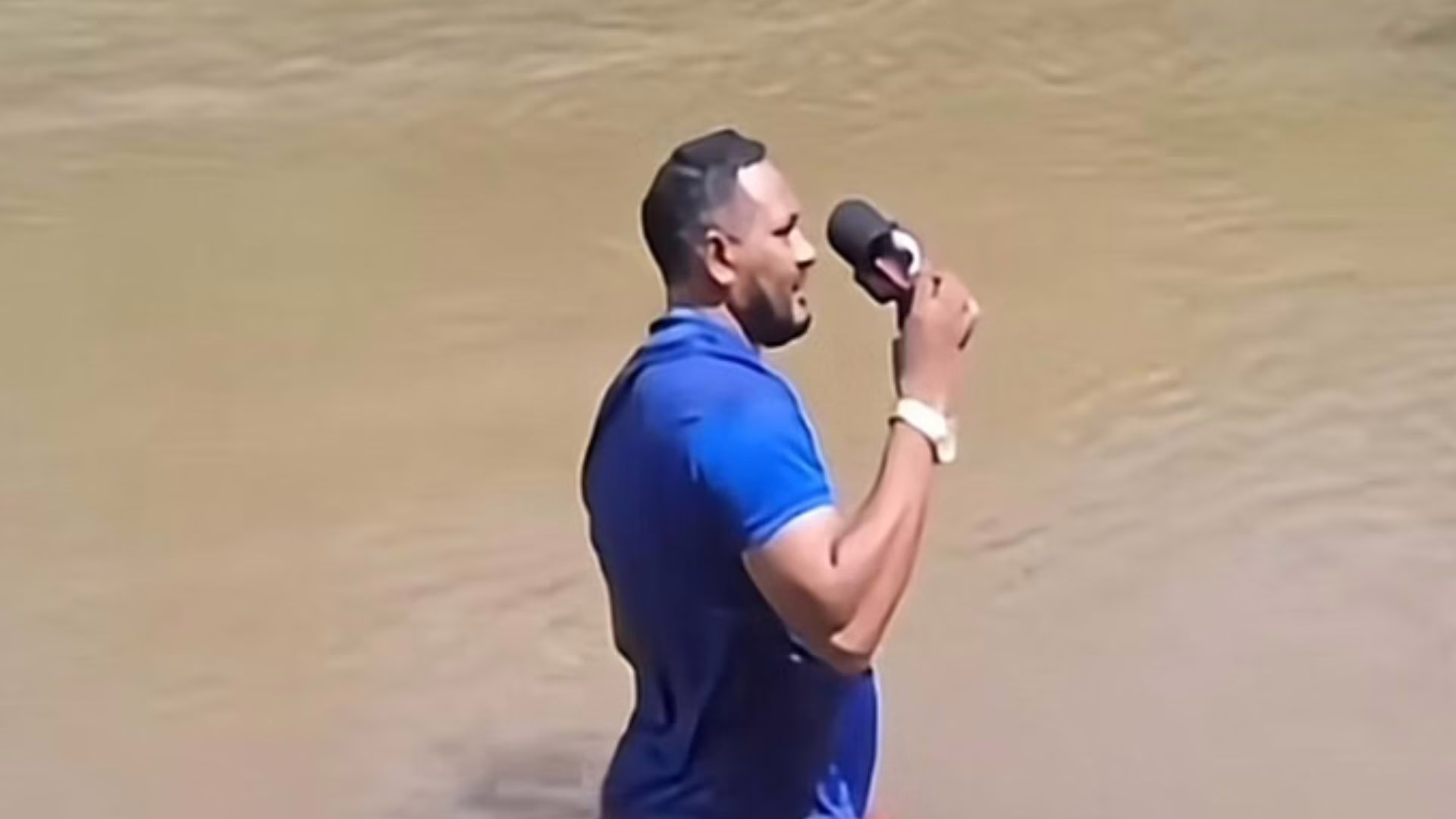 Repórter se assusta ao pisar no corpo de adolescente desaparecida em rio; vídeo registra momento – Imagem: reproduçã/ Metrópoles