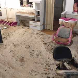 Adutora se rompe durante a madrugada e deixa seis casas alagadas em Florianópolis - Imagens: reprodução/ CBMSC