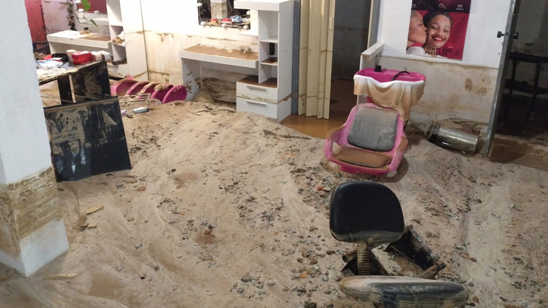 Adutora se rompe durante a madrugada e deixa seis casas alagadas em Florianópolis – Imagens: reprodução/ CBMSC