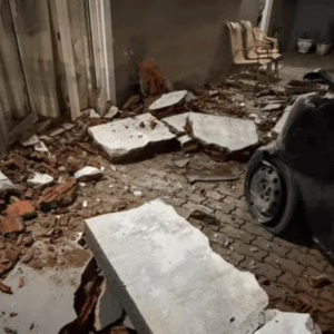 Motorista abandona carro após perder controle e colidir com muro de residência em SC - Imagem: PMSC