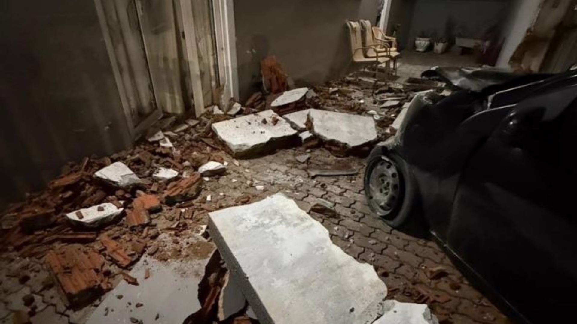 Motorista abandona carro após perder controle e colidir com muro de residência em SC – Imagem: PMSC