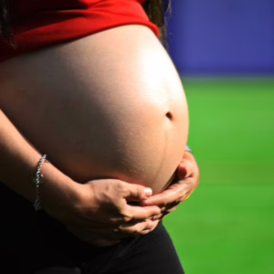 Grávida leva chute na barriga após marido negar cigarro a homem em situação de rua - Imagem: ilustrativa