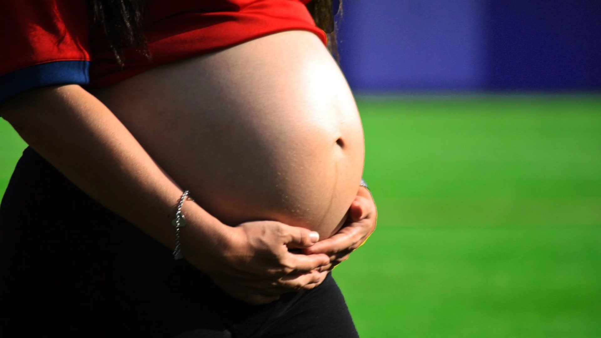 Grávida leva chute na barriga após marido negar cigarro a homem em situação de rua – Imagem: ilustrativa