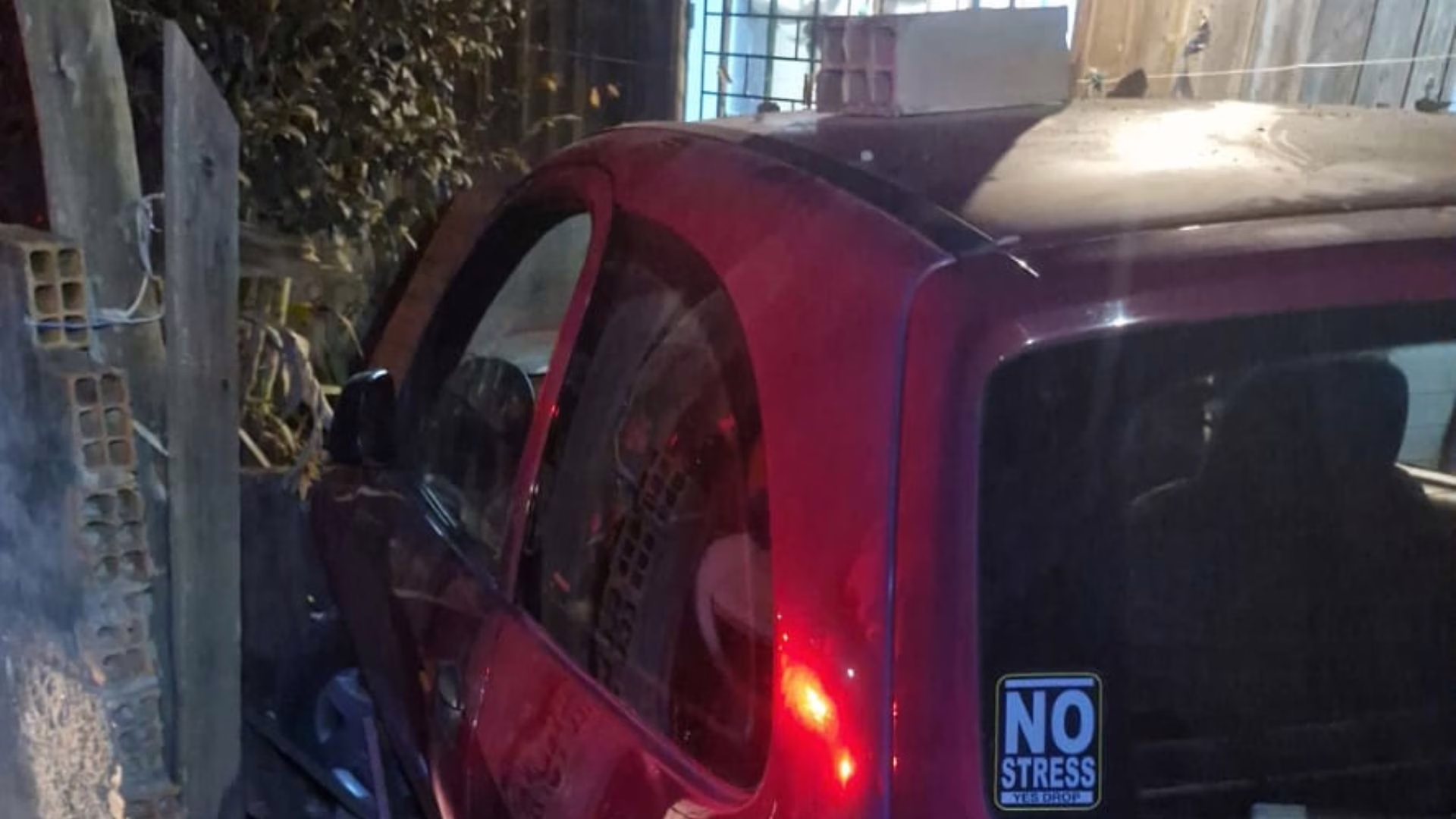 Homem é socorrido com suspeita de fratura após carro colidir contra muro em Lages – Imagem: reprodução/ CBMSC