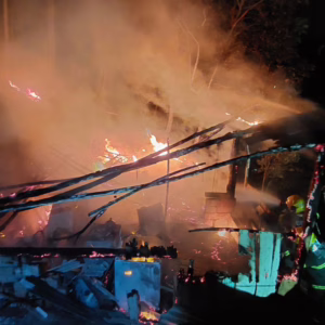 Incêndio atinge casa em SC e deixa homem com queimaduras de 1º e 2º grau - Imagem: CBMSC
