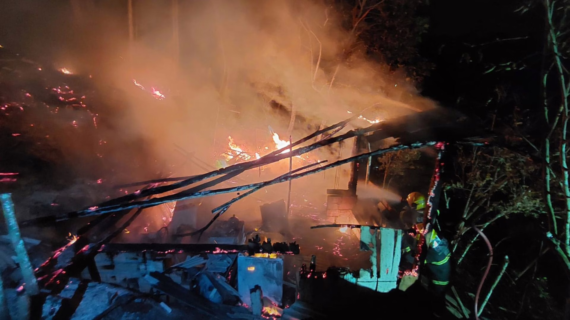 Incêndio atinge casa em SC e deixa homem com queimaduras de 1º e 2º grau – Imagem: CBMSC

