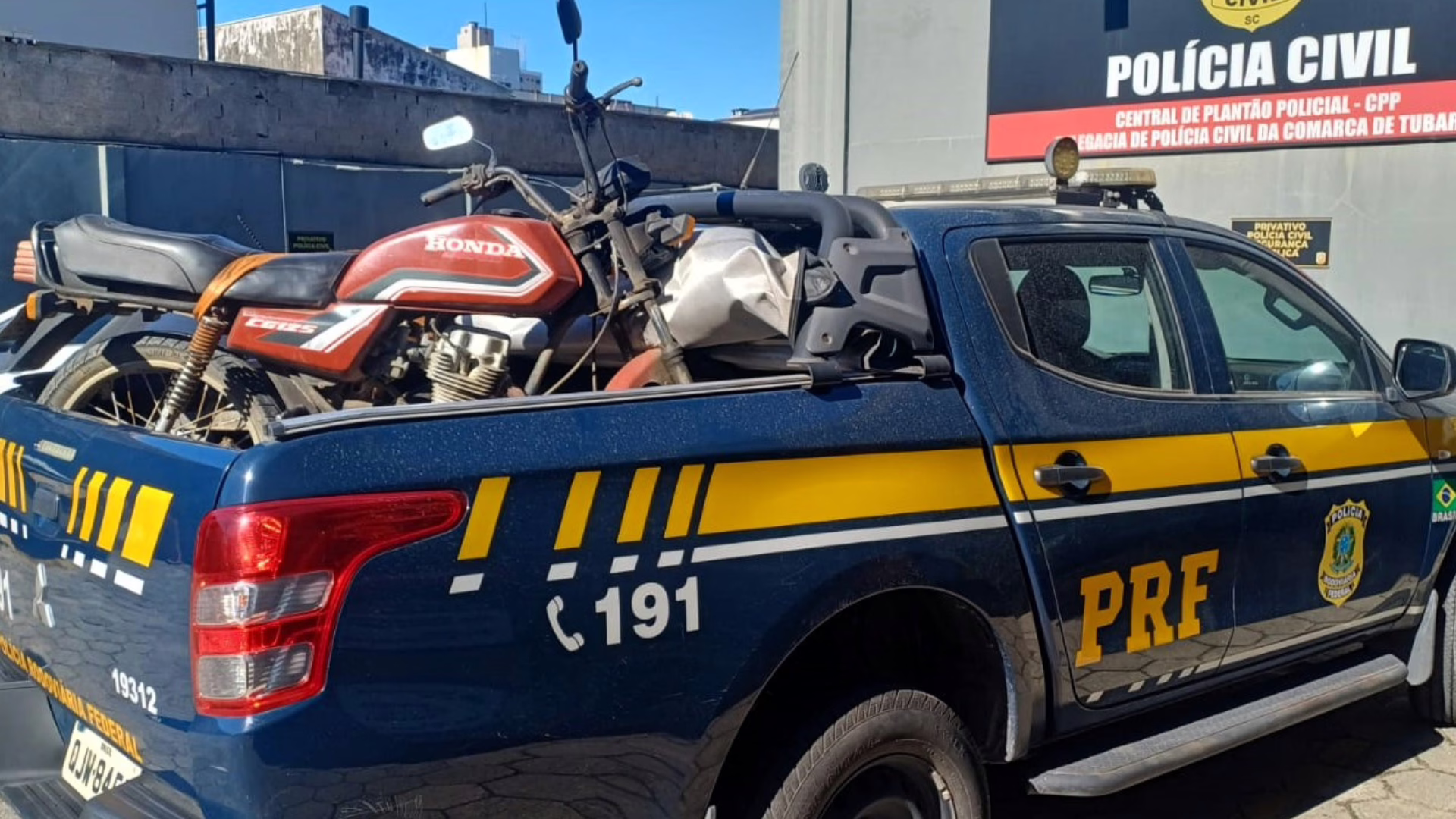 Moto com placa clonada e licenciamento vencido desde 2005 é apreendida em SC – Imagem: PRF