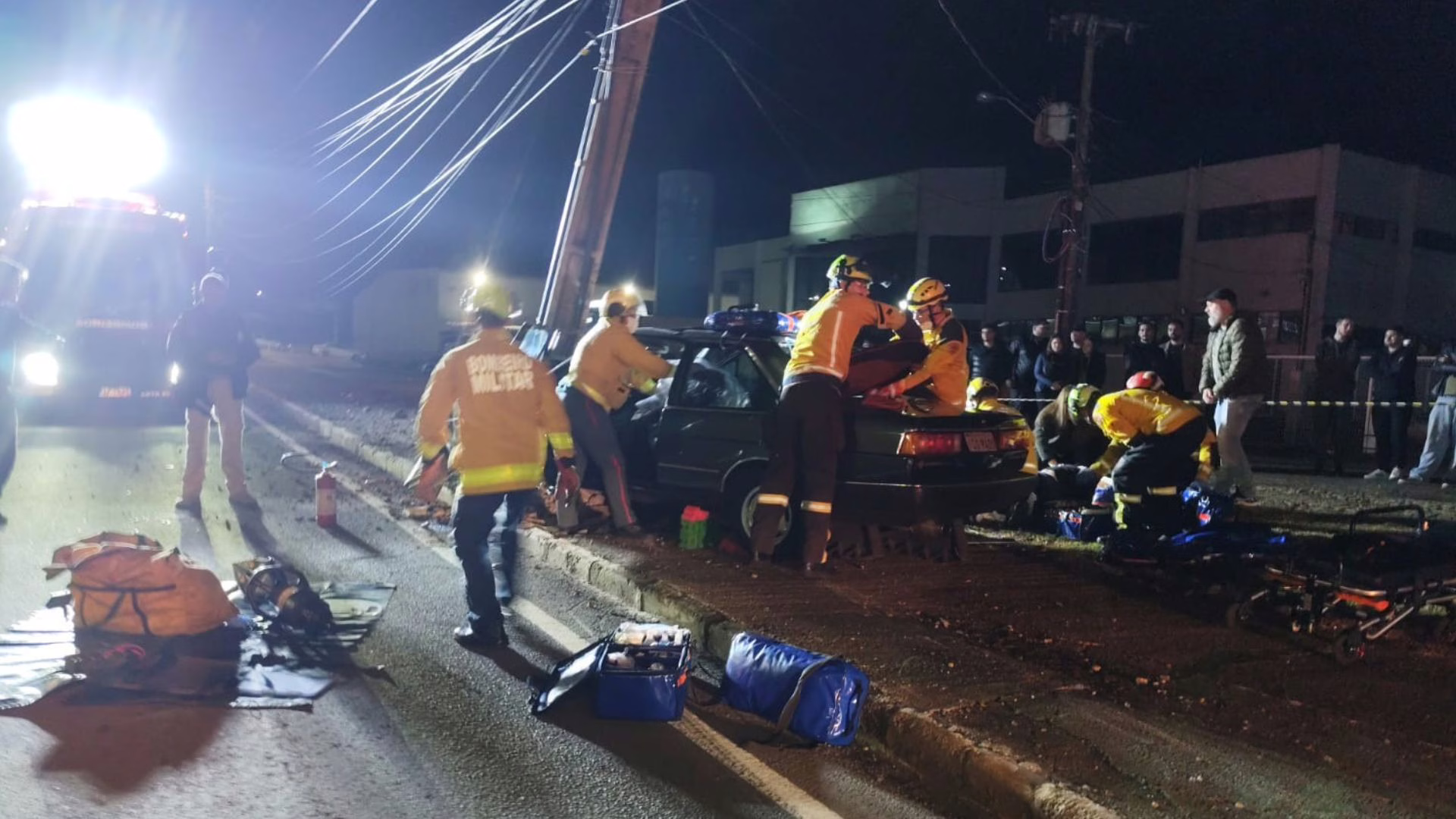 Homem fica preso às ferragens e carona é arremessado após carro colidir com poste na BR-480 – imagem: reprodução/ CBMSC