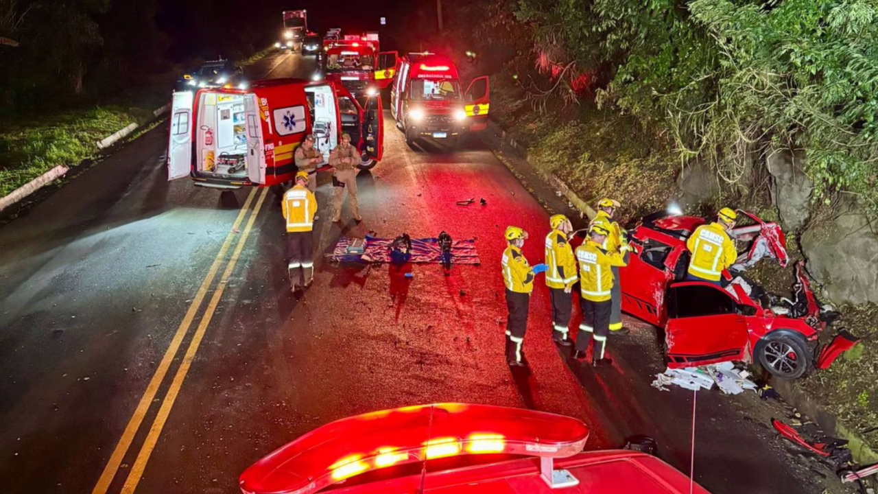 Motorista morre em grave acidente entre carro e carreta no interior de SC