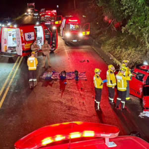 Motorista morre em grave acidente entre carro e carreta no interior de SC - Imgem: reprodução/ CBMSC