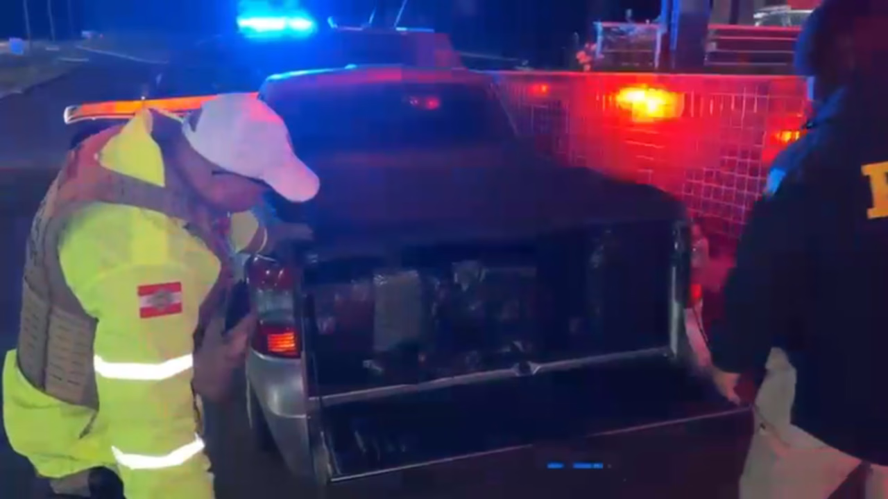 Picape roubada com 330 kg de maconha é apreendida na BR-153