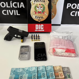 Polícia encontra arma, cocaína e mais de R$ 8 mil escondidos em oficina de São Joaquim. - Foto: PCSC/Reprodução