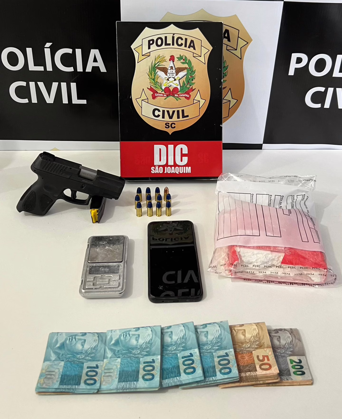 Polícia encontra arma, cocaína e mais de R$ 8 mil escondidos em oficina de São Joaquim. – Foto: PCSC/Reprodução