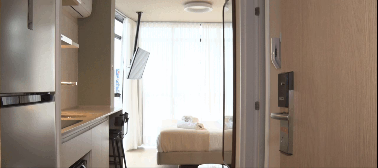 O prédio reformado pelo Retrofit conta com 46 apartamentos de longa e curta estadia no coração da rua Trajano, no centro de Florianópolis.