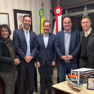 Cercado de emedebistas, Rodrigo Coelho confirma filiação ao partido. - Foto: Divulgação