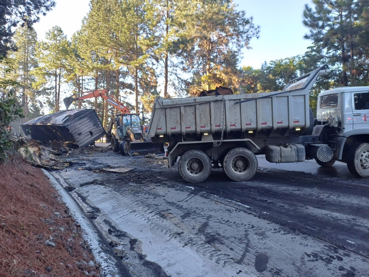 BR-282 em SC fica bloqueada após carreta pegar fogo. - PRF/Reprodução