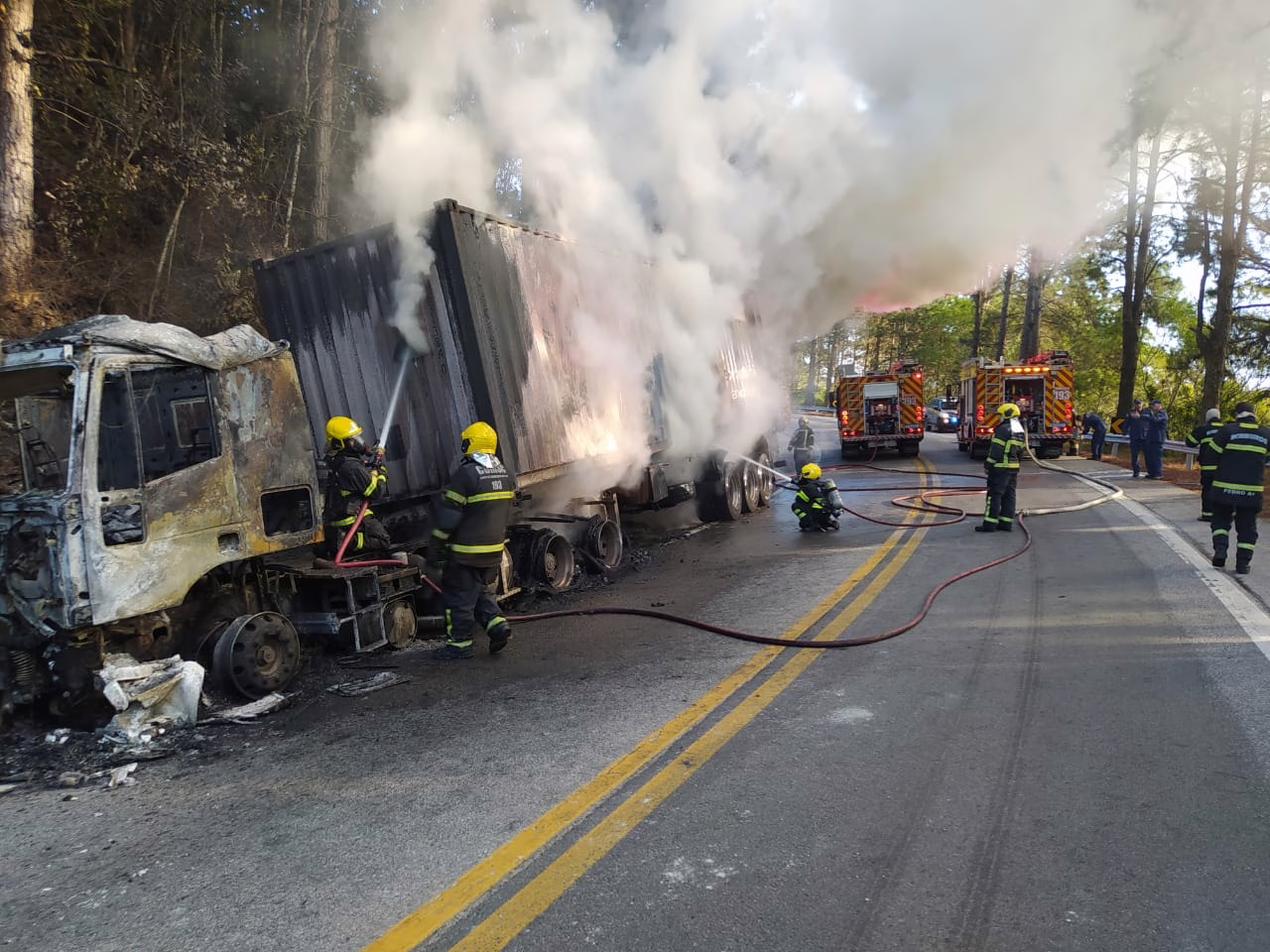 BR-282 em SC fica bloqueada após carreta pegar fogo. - PRF/Reprodução
