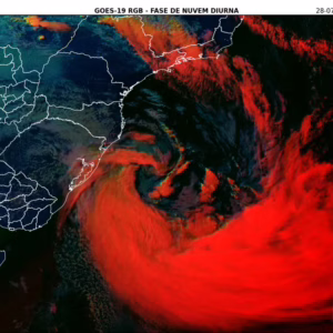 Vento atinge 132 km/h em Santa Catarina e 127 km/h no Rio Grande do Sul |  Imagem de satélite do ciclone na costa do Sul do Brasil na tarde de segunda (28) | Foto: Reprodução/METSUL