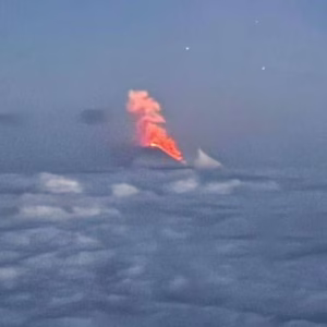 Vulcão Klyuchevskoy entra em erupção na Rússia após terremoto | Foto: Reprodução/SBT News