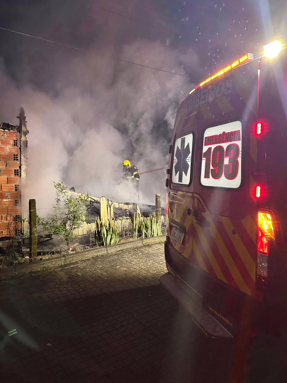 Incêndio destrói casa e mata cadeirante em SC