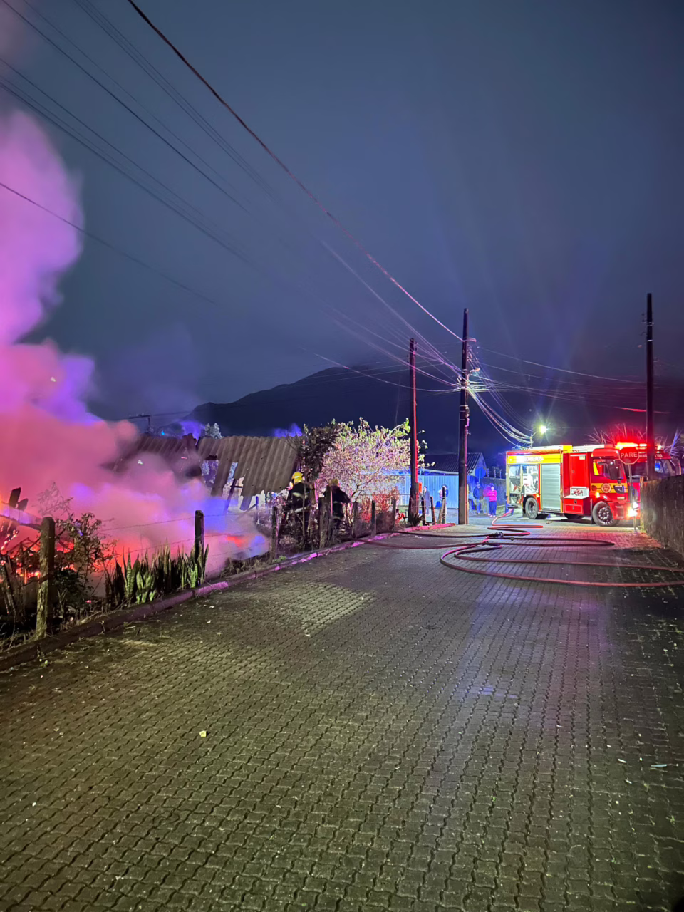 Incêndio destrói casa e mata cadeirante em SC