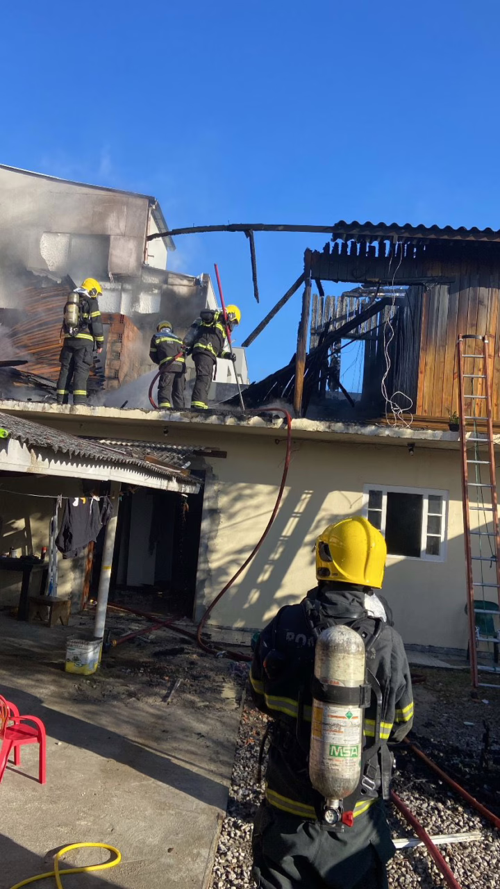 Incêndio destrói casa na Grande Florianópolis. - Foto: CBMSC/Reprodução