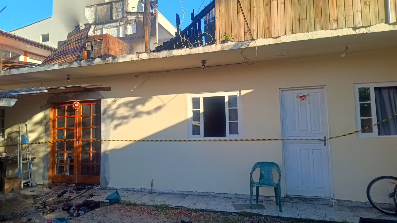 Incêndio destrói casa na Grande Florianópolis. - Foto: CBMSC/Reprodução