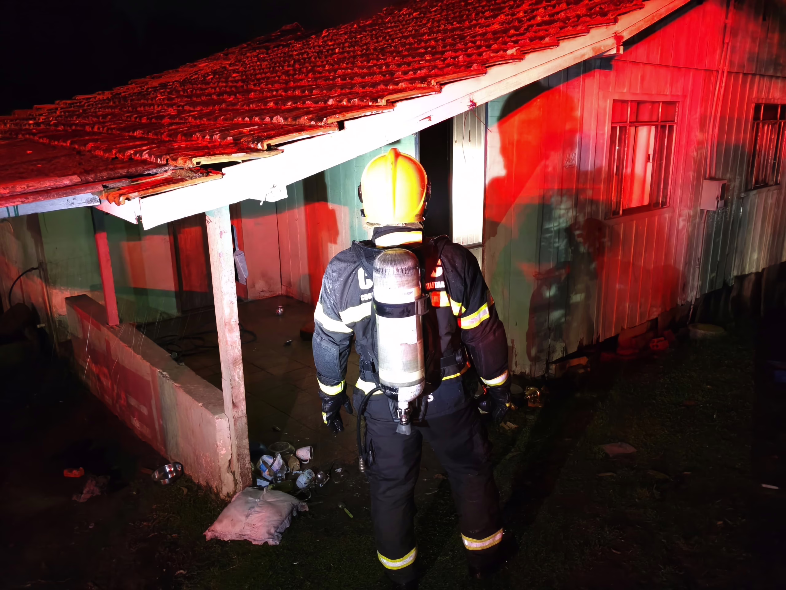 Incêndio destrói parte de residência no centro de São Cristóvão do Sul | Foto: 2º BBM