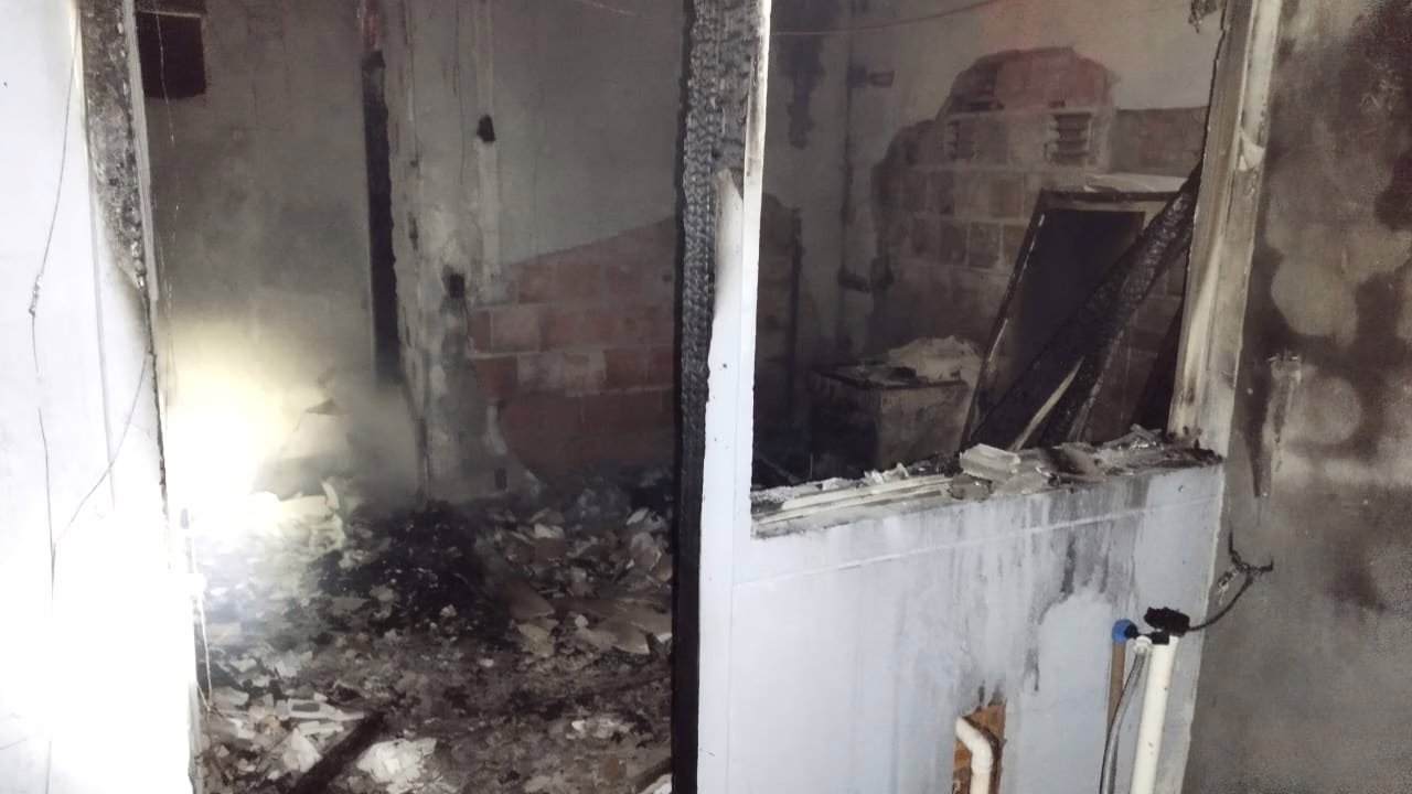 FOTOS: homem morre após kitnets pegarem fogo em SC