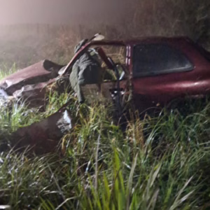 Motorista fica ferido após capotar o carro na Avenida Santa Catarina em Lages | Foto: 2º BBM 