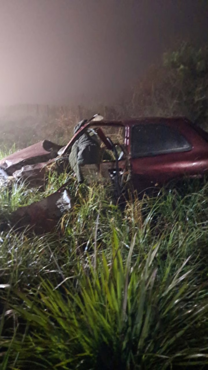 Motorista fica ferido após capotar o carro na Avenida Santa Catarina em Lages | Foto: 2º BBM 