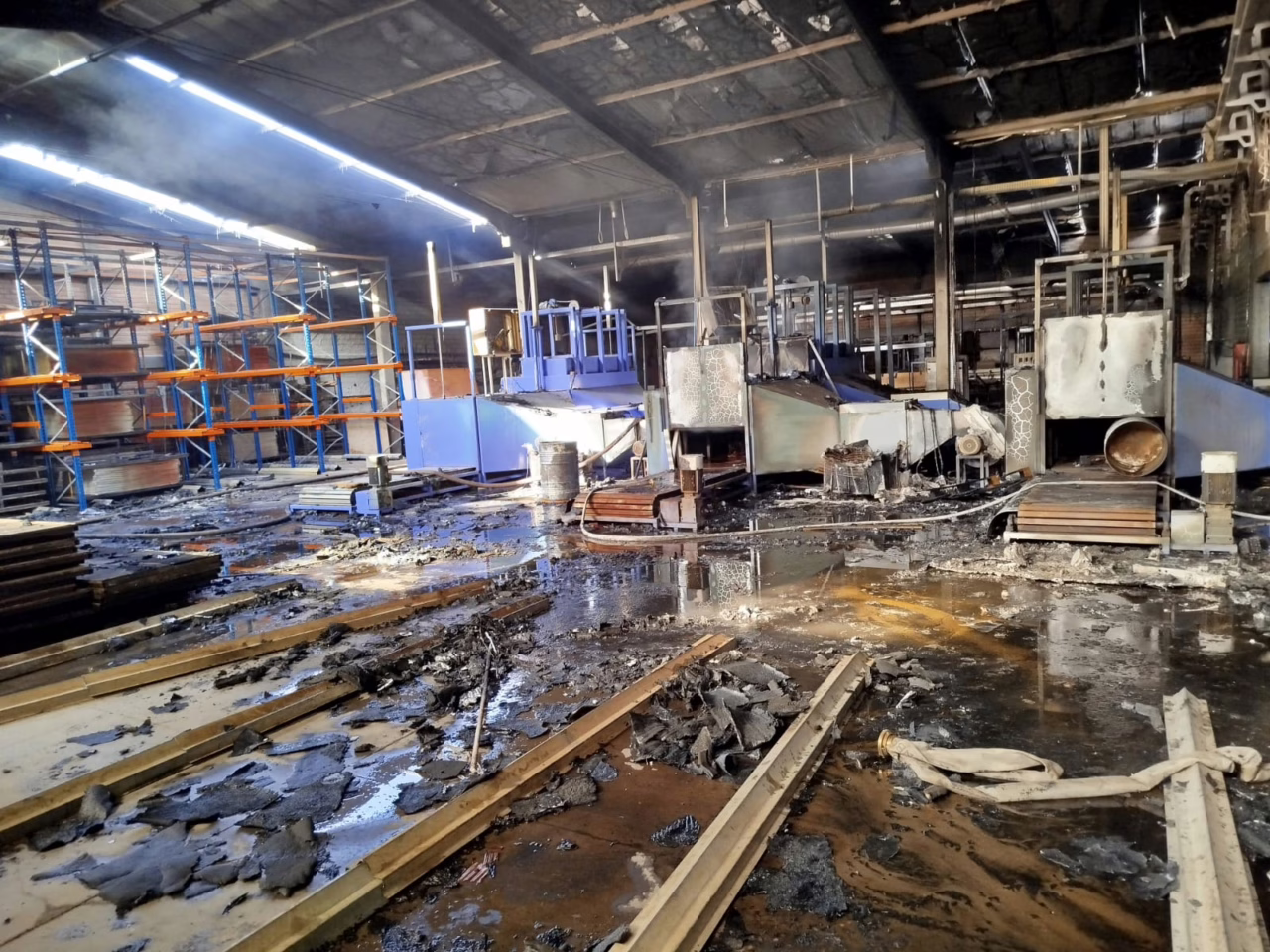 Imagens mostram como ficou indústria de SC após incêndio que matou homem