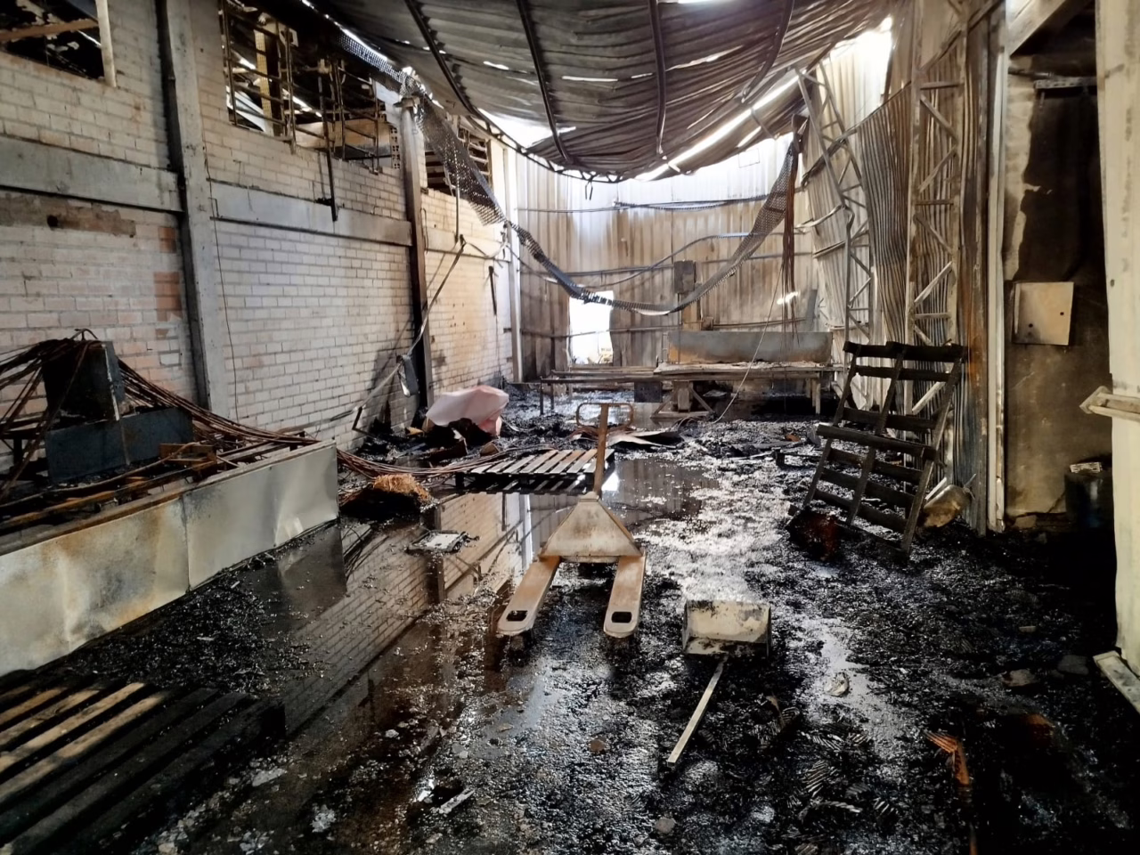 Imagens mostram como ficou indústria de SC após incêndio que matou homem
