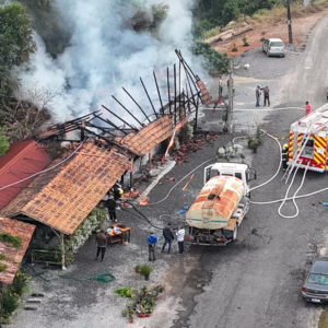 Fogo consome edificação comercial em área turística de SC; saiba mais | CBMSC 
